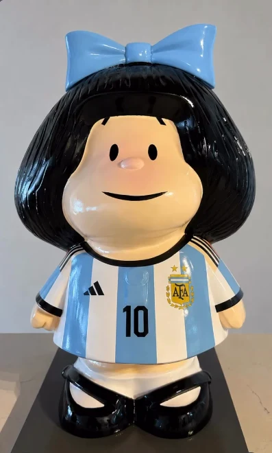Escultura de Mafalda con la camiseta de Argentina número 10